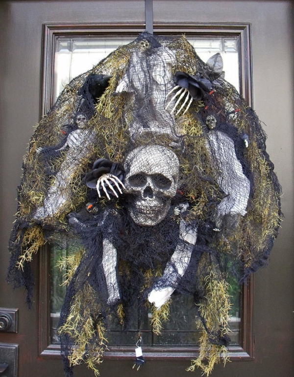 decoration-de-porte-halloween-couronne-au-squelette-resized