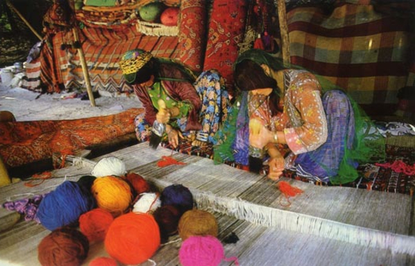 des-femmes-irans-créatives-fabriquent-des-tapis