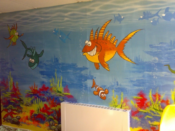 idée-déco-de-couloir-aquarium-en-teintes-gaies-poissons-ridicules