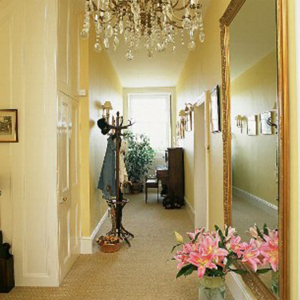 idée-déco-de-couloir-beige-plafonnier-en-crystal-porte-manteaux-et grand-miroir
