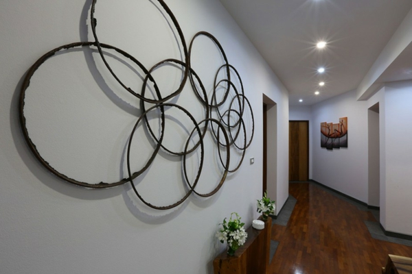 idée-déco-de-couloir-installation-murale-avec-des-anneaux-petite-étagère-qvec-des-fleurs