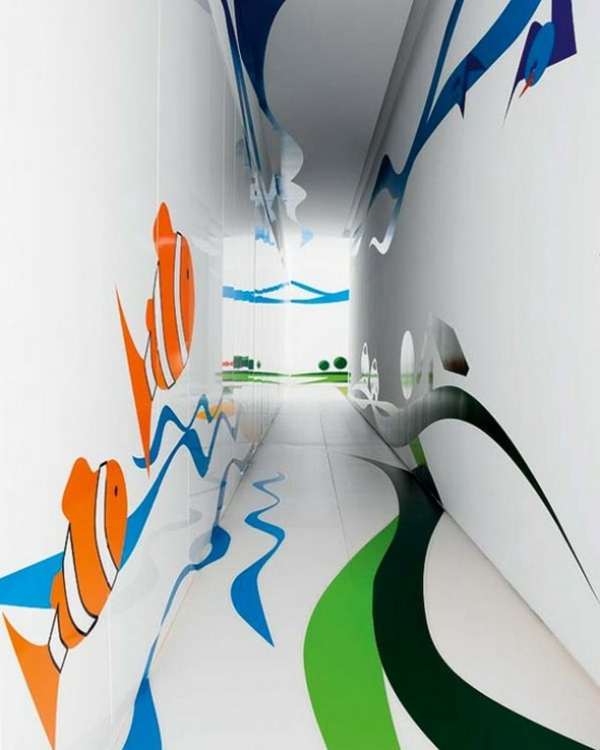 idée-déco-de-couloir-poissons-clowns-sur-un fond-blanc-des-murs-design-moderne