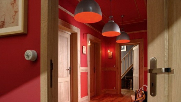 idée-déco-de-couloir-trois-lampes-et-murs-tout-en-rouge