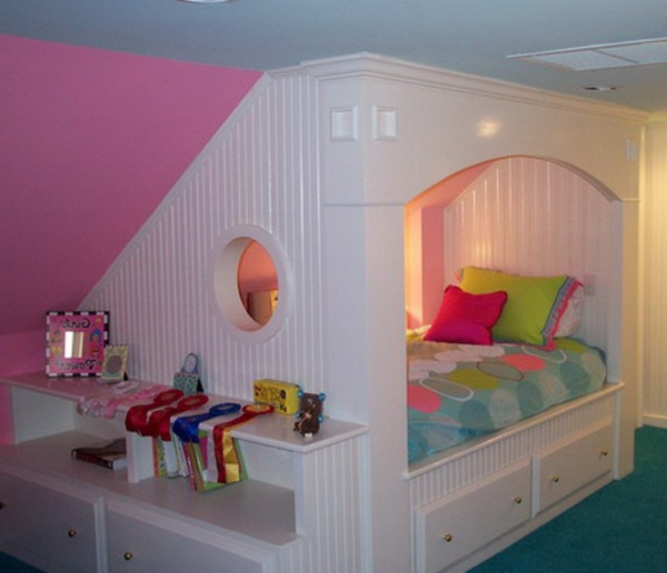 lit-d'enfant-avec-tiroirs-blanc-pour-fille-murs-en-rose-et-bleu