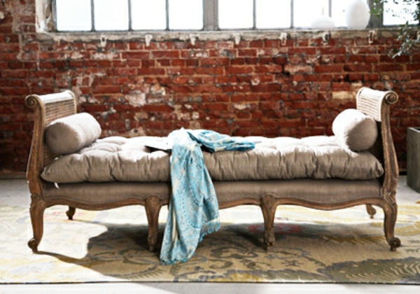 meuble-vintage-divan-près-d'un-mur-en briques