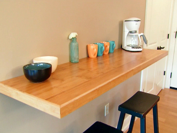 table-murale-rabattable-de-bois-avec-des-tasses-et-une-machine-à-café