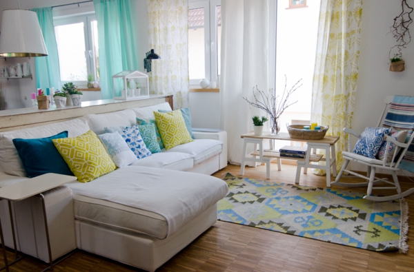 meuble-design-scandinave-une-salle-en-blanc-jaune-et-bleu