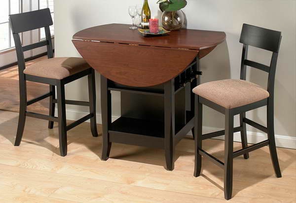 table-murale-rabattable-de-bois-foncé-et-deux-chaises-moelleuse-avec-dossiers
