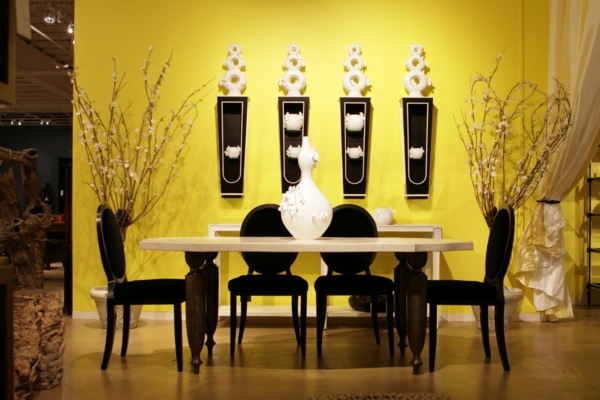 Le-marbre-et-le-design-contemporain-une-salle-de-déjeuner-jaune-avec-la-table-en-marbe