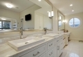 Une armoire de salle de bain avec miroir pour le style de votre salle de toilettes