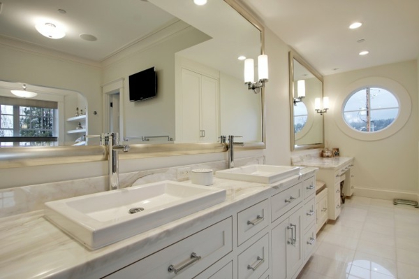 armoire-de-salle-de-bain-avec-miroir-de-cadre-argentée