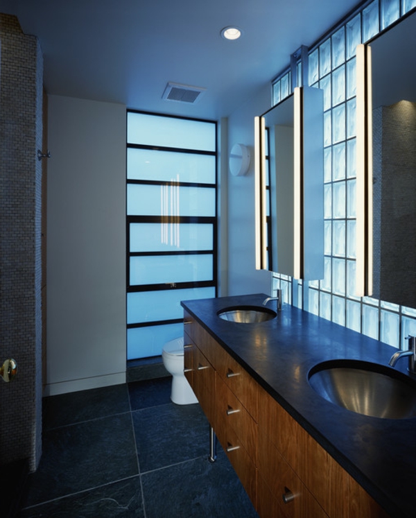 armoire-de-salle-de-bain-avec-miroir-et-luminage-encastré-au-plafond