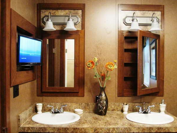 armoire-de-salle-de-bain-avec-miroir-et-un-évier-marbré