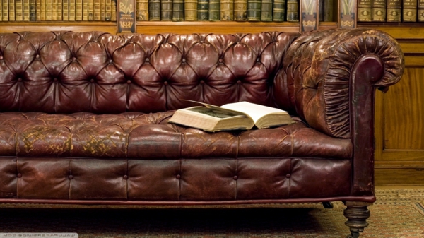 canape-cuir-vintage-marron--finitions-style-chesterfield-livre-sur-l'assise-pieds-en-bois