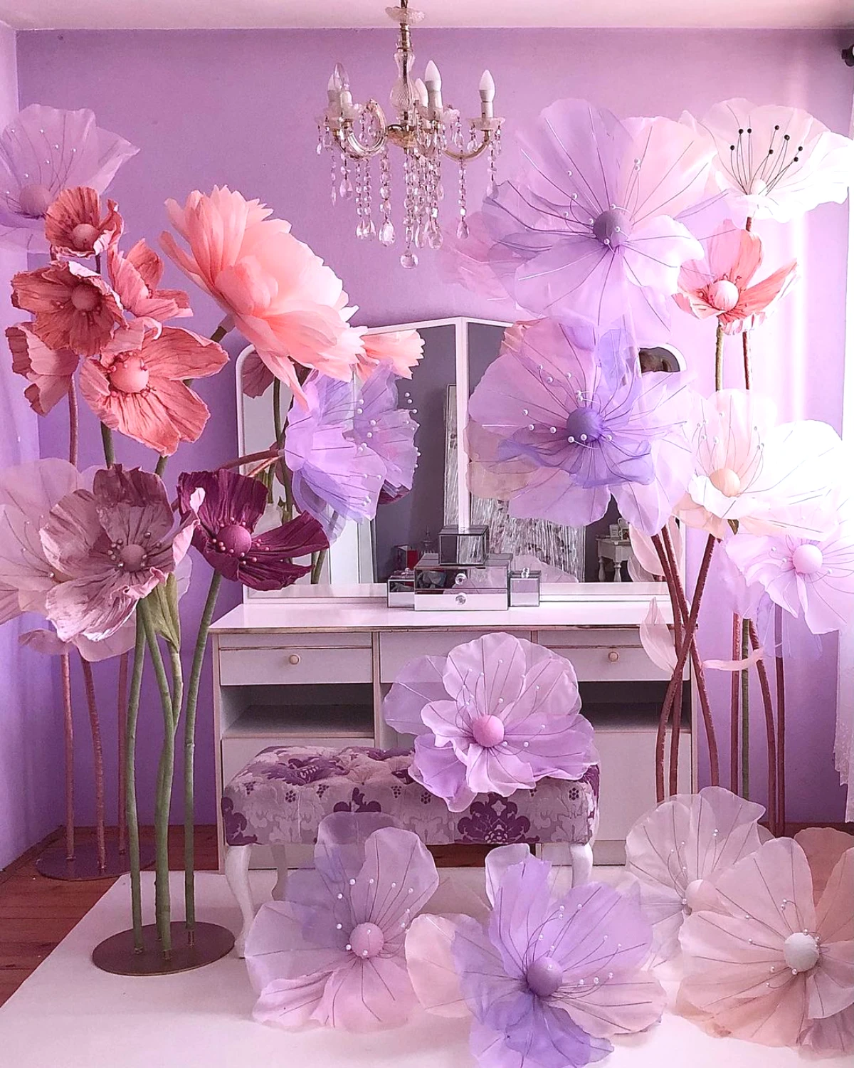 decoration avec des fleurs en papier crepon dans les tons violets