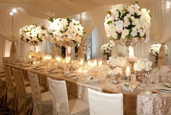 decoration-florale-pour-mariage-table-blanche-bouquets