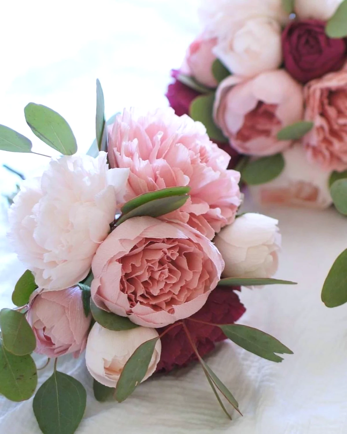 decoration mariage avec des fleurs en papier crepon