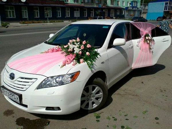decoration-voiture-mariage-rose