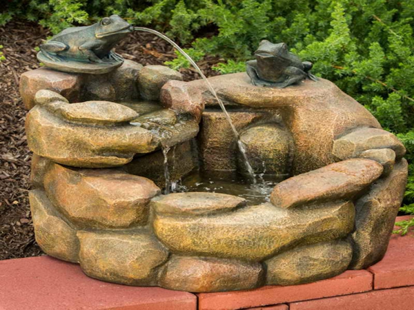 fontaine-de-jardin-design-desx-grenouilles-crachants-eau