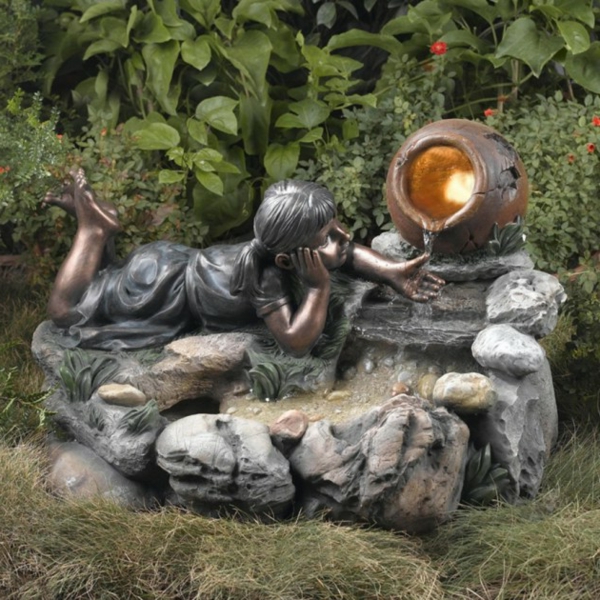 fontaine-de-jardin-design-sculpture-enfant-fibre-de-verre-et-pierre