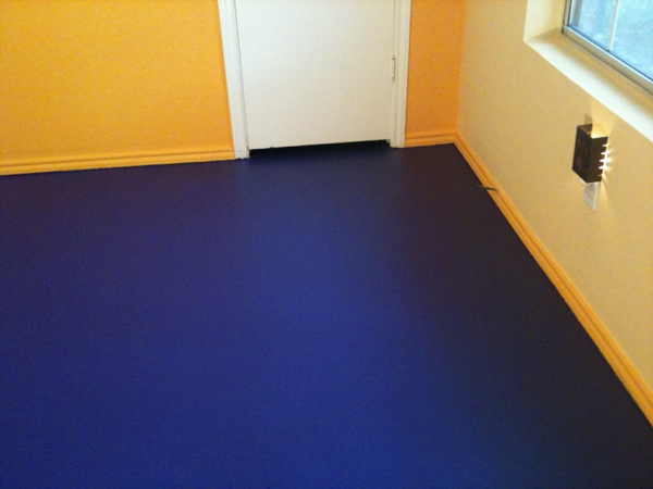 peinture-pour-le-sol-intérieur-fragment-d'une-chambre-bleue