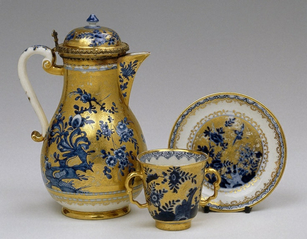 la-passion-pour-la-porcelaine-vision-classique-de-couleurs-dorée-et-bleue