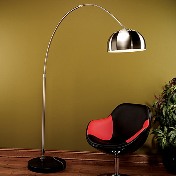 lampadaire-arc-et-une-chaise-rouge-et-noir