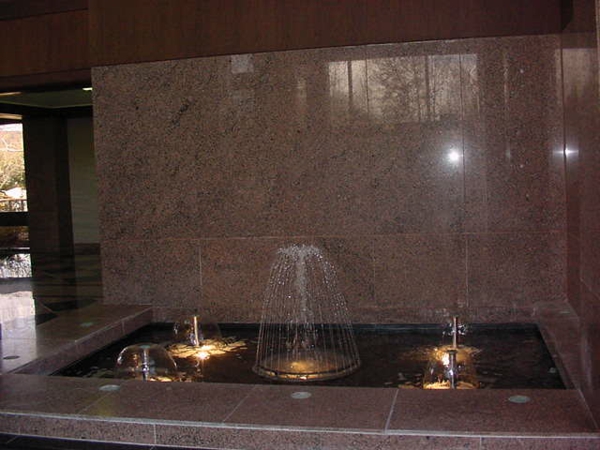 le-fontaine-d'intérieur-design-avec-éclairage