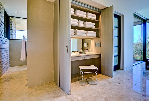 meuble-de-rangement-de-maquillage-une-table-avec-miroir-emboîtée-dans-une armoire-beige