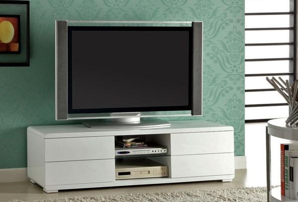 meuble-tv-laqué-blanc-et-un-mur-vert
