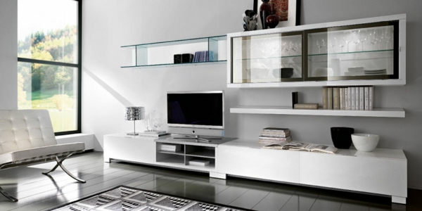 meuble-tv-laqué-blanc-et-une-vitrine-avec-des-verres