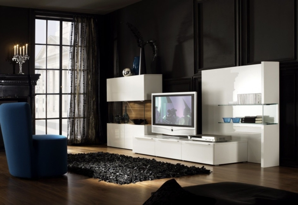 meuble-tv-laqué-blanc-dans-une-chambre-noire