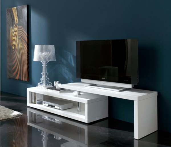 meuble-tv-laqué-blanc-près-d'un-mur-bleu