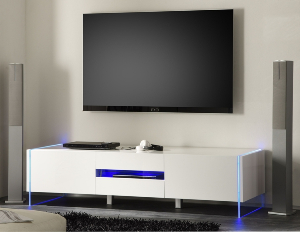 meuble-tv-laqué-blanc-et-un-écran-fixé-au-mur
