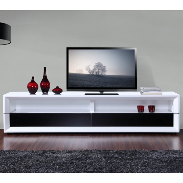 meuble-tv-laqué-blanc-et-des-vases-rouges