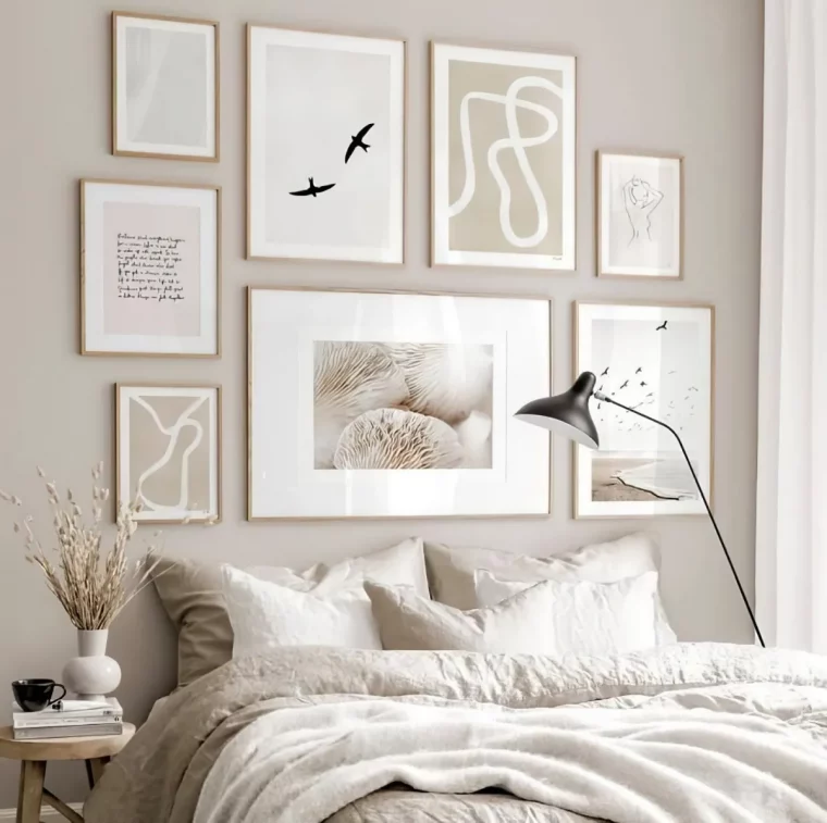 mur peint en gris clair tableaux cadre bois literie blanc et beige
