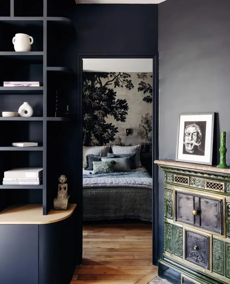 murs en bleu fonce papier peint vegetal en noir et gris