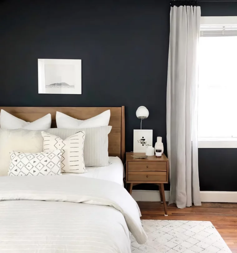 peinture chambre adulte noire rideaux blancs tete de lit et table de chevet bois
