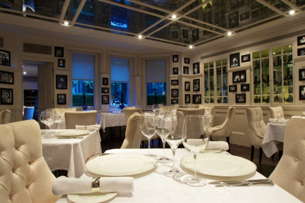 plafond-avec-miroir-un-restaurant-charmant-en-blanc