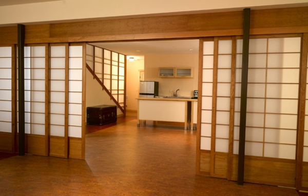 portes- coulissantes-japonaises-en-bois-et-plastique-répartissant-deux-grans-halls