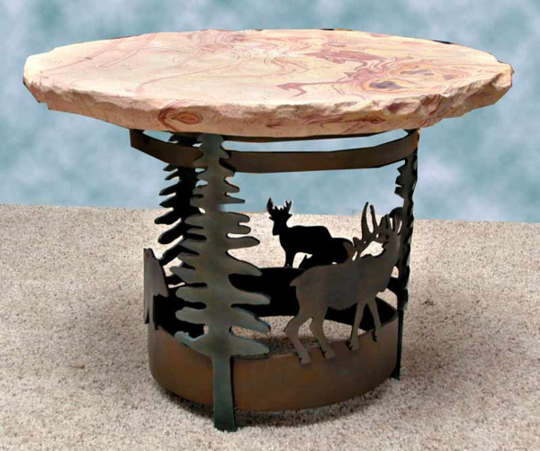 table-basse-en-fer-décoré-de-pins-et-de-cerfs