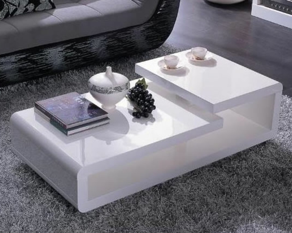 table-laquée-blanche-aux-formes-modernes