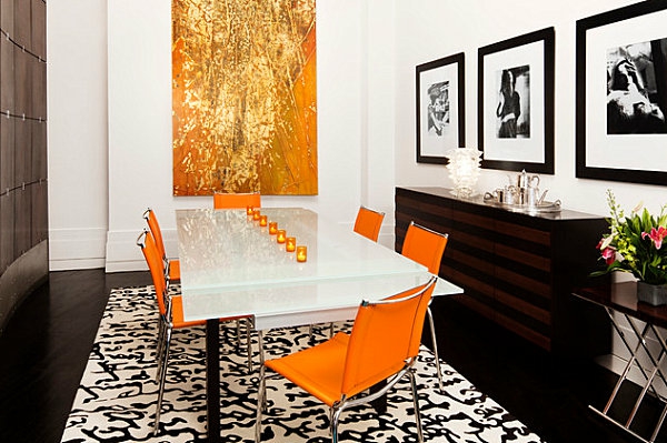 table-laquée-blanche-et-des-chaises-oranges