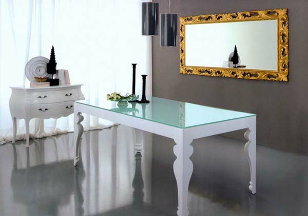 table-laquée-blanche-et-un-miroir-de-cadre-doré