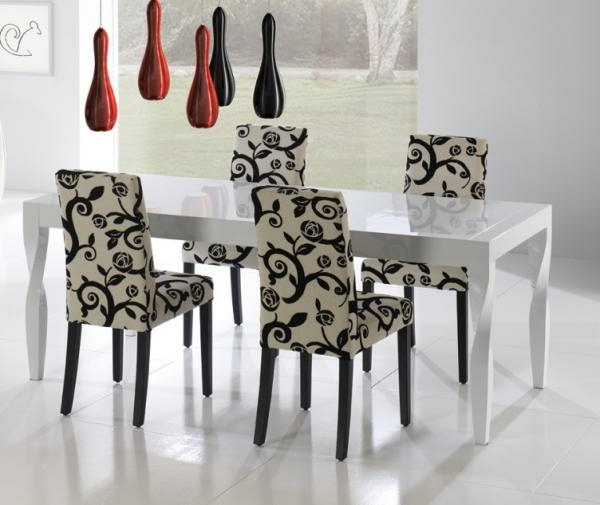 table-laquée-blanche-extensible-des-chaises-en-noir-et-blanc