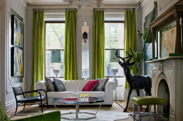 canapé-chesterfield-blanc-dans-une-salle-de-séjour-avec-des-rideaux-verts