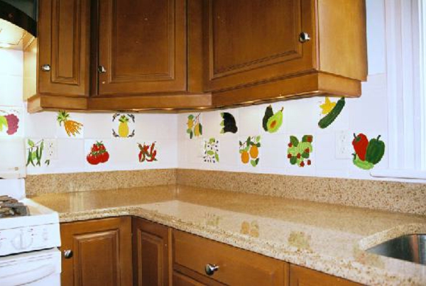 carrelage-mural-de-cuisine-avec-des-fruits-et-des-légumes