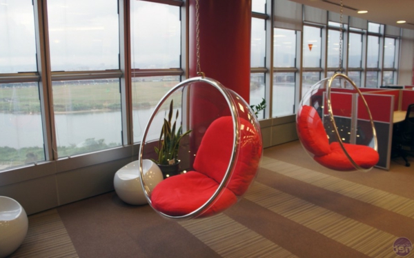 chaise-suspendue-intérieur-spacieux-avec-deux-chaises-rouges
