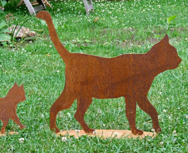 chats-rouille-decoration-jardin-dans-l'herbe