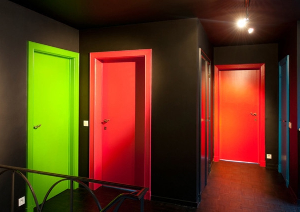 deco-couloir-portes-couleurs-vives